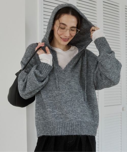 ANGIE(アンジー)の「モヘアタッチ フード付き スキッパーニット / 長袖 / 秋服 / 冬服(ニット/セーター・レディース・レッド/チャコール/ブラウン・FREE)」の7枚目の写真