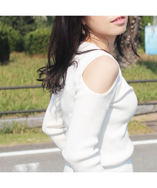 tokohana(トコハナ)の「カットソー ニット 長袖 レディース tシャツ 肩見せ(Tシャツ/カットソー・レディース・ブラック/ホワイト/ベージュ・FREE)」の2枚目の写真