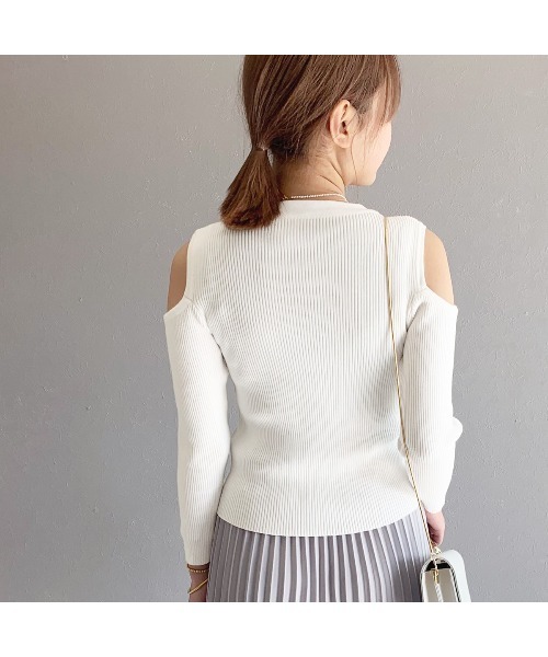 tokohana(トコハナ)の「カットソー ニット 長袖 レディース tシャツ 肩見せ(Tシャツ/カットソー・レディース・ブラック/ホワイト/ベージュ・FREE)」の6枚目の写真