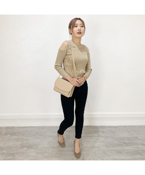 tokohana(トコハナ)の「カットソー ニット 長袖 レディース tシャツ 肩見せ(Tシャツ/カットソー・レディース・ブラック/ホワイト/ベージュ・FREE)」の17枚目の写真