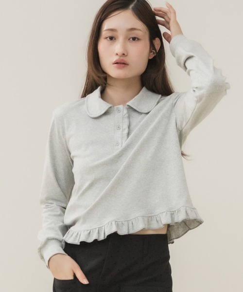 HEILIS(ヘイリス)の「【Original】フリルポロ長袖カットソー / 長袖カットソー ポロシャツ ポロトップス 襟付きトップス 丸襟 フリル フリルトップス コンパクト丈 ショート丈 長袖トップス カジュアル ガーリー 無地トップス レイヤード 春服 秋服 冬服 韓国 ポロシャツ カットソー(ポロシャツ・レディース・ホワイト/グレー/ネイビー/ブラック・FREE)」の3枚目の写真