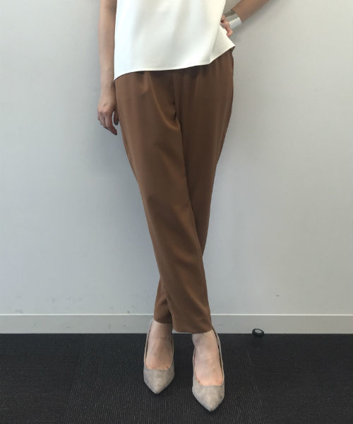 22 OCTOBRE(ヴァンドゥ-オクトーブル)の「サテンテーパードパンツ(その他パンツ・レディース・ブラック/ベージュ・38/40/36)」の1枚目の写真