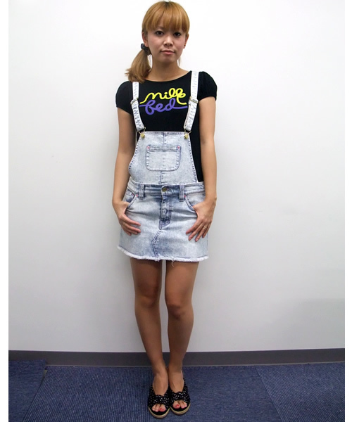 MILKFED.(ミルクフェド)の「BRIGHT JEAN SALOPETTE SKIRT(スカート・レディース・ブルー・X-SMALL/SMALL)」の1枚目の写真