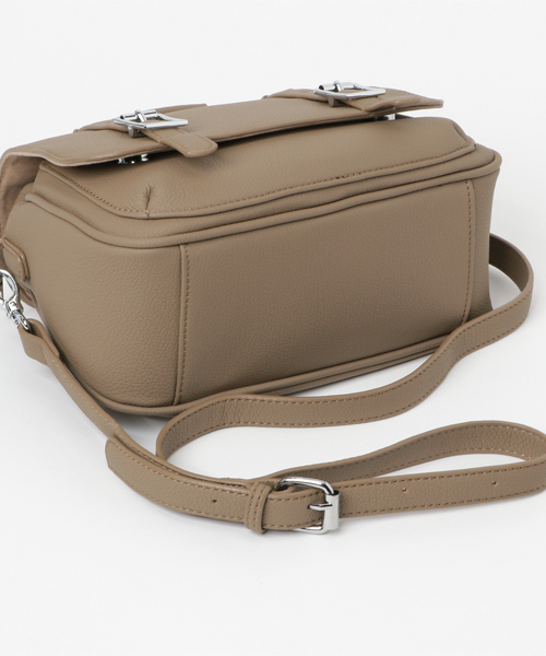 PLAIN CLOTHING（プレーンクロージング）の「フロントベルトハンドバッグ/ショルダーバッグ【PLAIN CLOTHING】（ショルダーバッグ・レディース・ベージュ/レッド/ブラック/グレー・FREE）」の8枚目の写真