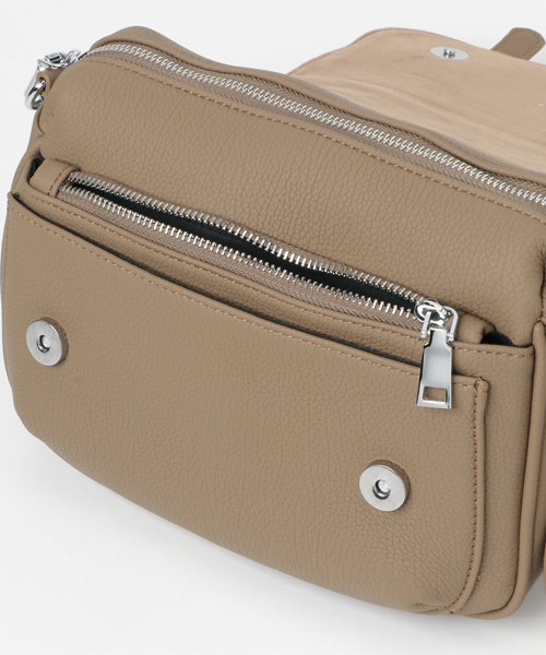 PLAIN CLOTHING（プレーンクロージング）の「フロントベルトハンドバッグ/ショルダーバッグ【PLAIN CLOTHING】（ショルダーバッグ・レディース・ベージュ/レッド/ブラック/グレー・FREE）」の9枚目の写真