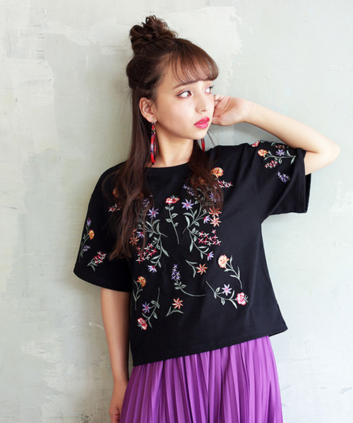 one after another NICE CLAUP(ワンアフターアナザーナイスクラップ)の「総刺繍Tシャツ(Tシャツ/カットソー・レディース・ピンク/オフホワイト/ブラック・FREE)」の2枚目の写真