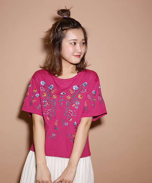 one after another NICE CLAUP(ワンアフターアナザーナイスクラップ)の「総刺繍Tシャツ(Tシャツ/カットソー・レディース・ピンク/オフホワイト/ブラック・FREE)」の4枚目の写真