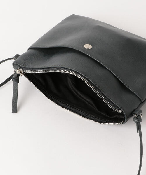 green label relaxing（グリーンレーベルリラクシング）の「CM GLR レザー 2WAY サコッシュポーチ / ショルダーバッグ（ショルダーバッグ・メンズ・ベージュ/ネイビー/ブラック・FREE）」の13枚目の写真
