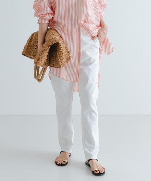 URBAN RESEARCH（アーバンリサーチ）の「『4サイズ展開』テーパードチノパンツ（その他パンツ・レディース・オフホワイト/ベージュ/カーキ/ネイビー/サックスブルー/ダークネイビー/ライトグレー/キャメル/オリーブ/ダークブラウン/ブラック・LARGE/SMALL/MEDIUM/X-SMALL）」の2枚目の写真