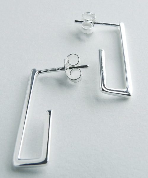 TONE SELECT GOODS(トーンセレクトグッズ)の「【925 SILVER ACC】スクエアフレームドピアスSV925(OG)(ピアス(両耳用)・レディース・シルバー・FREE)」の1枚目の写真