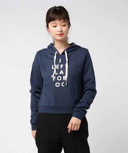Hurley (ハーレー)の「W DESTINATION PERF FLC CROP PO/ハーレー レディース プルオーバー パーカー フロントプリント ショート丈 サーフカジュアル(パーカー・レディース・ピンク/ネイビー/グレー系その他/キャメル・X-SMALL/SMALL)」の3枚目の写真