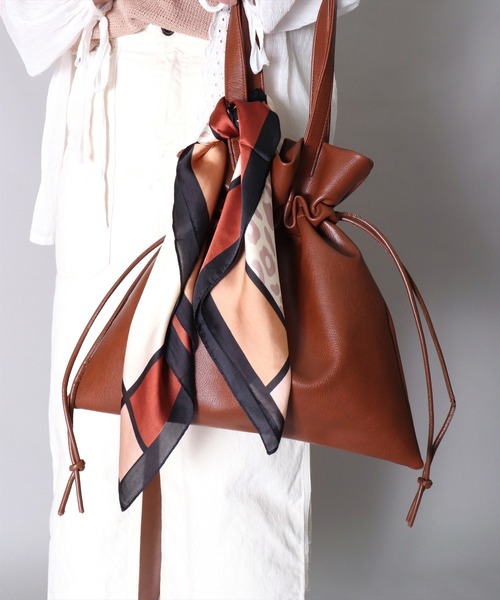 BAYBLO(ベイブロ)の「(CR)【ユニセックス】レオパード柄 プリント スカーフ(バンダナ/スカーフ・レディース・グリーン/ネイビー/ベージュ・ONE SIZE)」の2枚目の写真