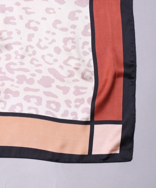 BAYBLO(ベイブロ)の「(CR)【ユニセックス】レオパード柄 プリント スカーフ(バンダナ/スカーフ・レディース・グリーン/ネイビー/ベージュ・ONE SIZE)」の11枚目の写真