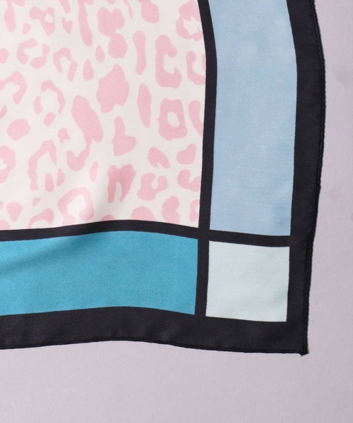 BAYBLO(ベイブロ)の「(CR)【ユニセックス】レオパード柄 プリント スカーフ(バンダナ/スカーフ・レディース・グリーン/ネイビー/ベージュ・ONE SIZE)」の13枚目の写真