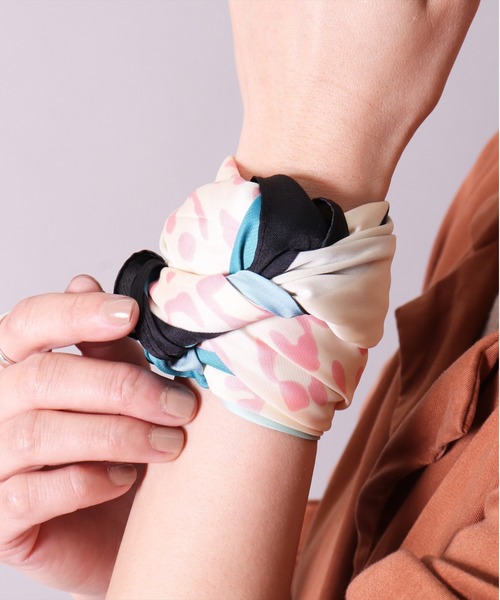 BAYBLO(ベイブロ)の「(CR)【ユニセックス】レオパード柄 プリント スカーフ(バンダナ/スカーフ・レディース・グリーン/ネイビー/ベージュ・ONE SIZE)」の5枚目の写真