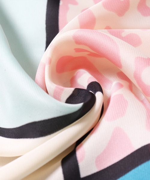 BAYBLO(ベイブロ)の「(CR)【ユニセックス】レオパード柄 プリント スカーフ(バンダナ/スカーフ・レディース・グリーン/ネイビー/ベージュ・ONE SIZE)」の16枚目の写真