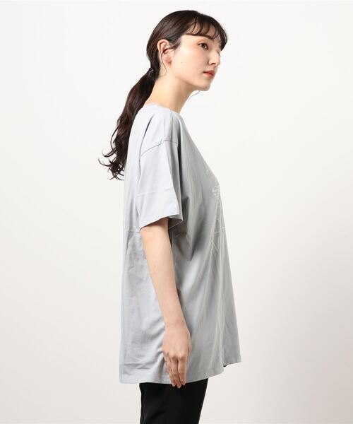 Levi's（リーバイス）の「【Levi's】グラフィックTシャツ（Tシャツ/カットソー・レディース・ブルー・L/M）」の2枚目の写真