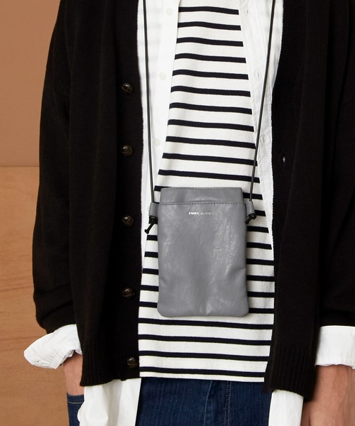 EMMA CLOTHES(エマクローズ)の「シンセティックレザー ロゴ刻印 スクエアポーチ/ネックポーチ EMMA CLOTHES(ショルダーバッグ・メンズ・ライトグレー/ブラック/モカ/スモークグレー・FREE)」の4枚目の写真
