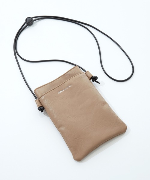 EMMA CLOTHES(エマクローズ)の「シンセティックレザー ロゴ刻印 スクエアポーチ/ネックポーチ EMMA CLOTHES(ショルダーバッグ・メンズ・ライトグレー/ブラック/モカ/スモークグレー・FREE)」の8枚目の写真