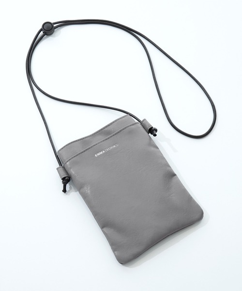 EMMA CLOTHES(エマクローズ)の「シンセティックレザー ロゴ刻印 スクエアポーチ/ネックポーチ EMMA CLOTHES(ショルダーバッグ・メンズ・ライトグレー/ブラック/モカ/スモークグレー・FREE)」の10枚目の写真