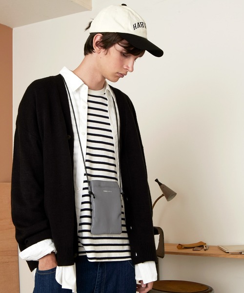 EMMA CLOTHES(エマクローズ)の「シンセティックレザー ロゴ刻印 スクエアポーチ/ネックポーチ EMMA CLOTHES(ショルダーバッグ・メンズ・ライトグレー/ブラック/モカ/スモークグレー・FREE)」の14枚目の写真