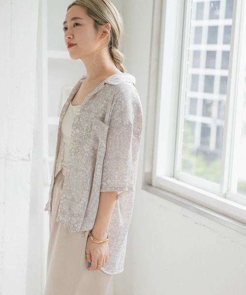 ITEMS URBANRESEARCH（アイテムズ アーバンリサーチ）の「プリント開襟シャツ（シャツ/ブラウス・レディース・オフホワイト/ベージュ/チャコールグレー・FREE）」の2枚目の写真