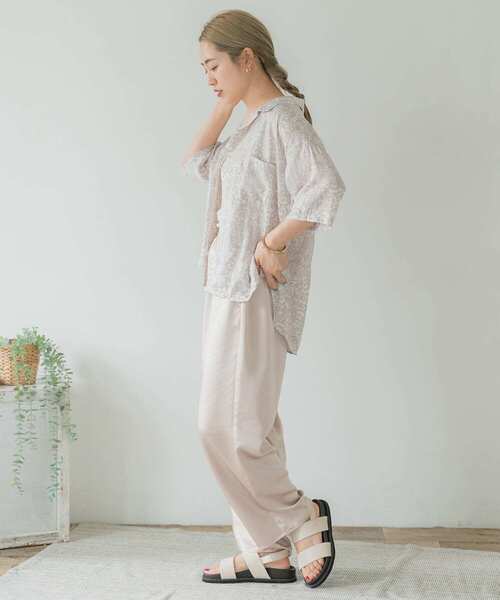 ITEMS URBANRESEARCH（アイテムズ アーバンリサーチ）の「プリント開襟シャツ（シャツ/ブラウス・レディース・オフホワイト/ベージュ/チャコールグレー・FREE）」の8枚目の写真