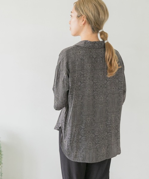 ITEMS URBANRESEARCH（アイテムズ アーバンリサーチ）の「プリント開襟シャツ（シャツ/ブラウス・レディース・オフホワイト/ベージュ/チャコールグレー・FREE）」の6枚目の写真