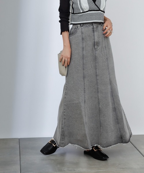 COLONY 2139（コロニートゥーワンスリーナイン）の「裾フリンジ切替デニムマーメイドスカート（デニムスカート・レディース・ブラック/ブルー・SMALL/MEDIUM）」の2枚目の写真