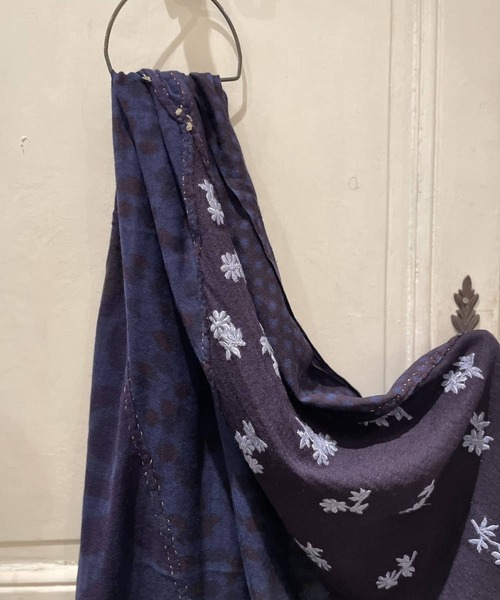 BEARDSLEY（ビアズリー）の「《VALENTINA C》ストール（ストール/ショール・レディース・ネイビー・FREE）」の6枚目の写真