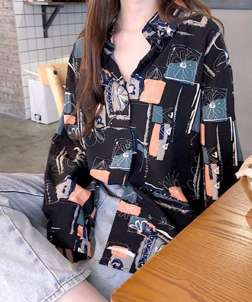 Felt-Maglietta（フェルトマリエッタ）の「【ゆったりシルエット】プリント柄シャツブラウス（シャツ/ブラウス・レディース・ホワイト/ブラック・FREE）」の2枚目の写真