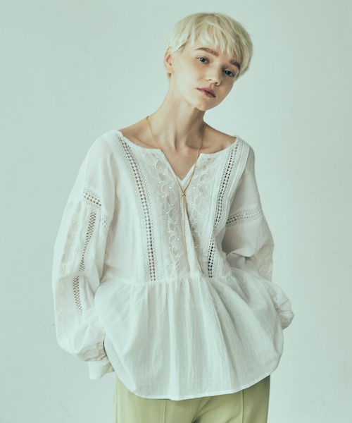 LAYMEE（レイミー）の「Leaf embroidery 2way tunic / リーフエンブロイデリー2wayチュニック（シャツ/ブラウス・レディース・ホワイト/ネイビー/キャメル・FREE）」の2枚目の写真