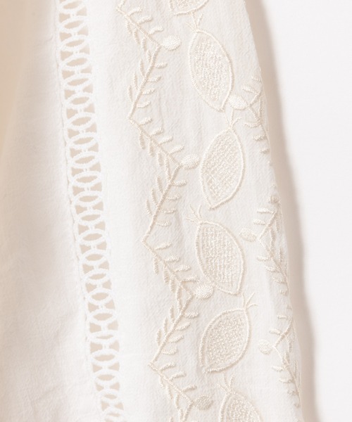 LAYMEE（レイミー）の「Leaf embroidery 2way tunic / リーフエンブロイデリー2wayチュニック（シャツ/ブラウス・レディース・ホワイト/ネイビー/キャメル・FREE）」の8枚目の写真