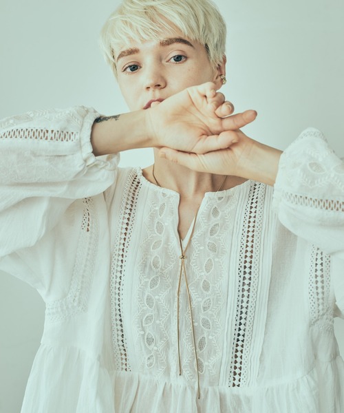 LAYMEE（レイミー）の「Leaf embroidery 2way tunic / リーフエンブロイデリー2wayチュニック（シャツ/ブラウス・レディース・ホワイト/ネイビー/キャメル・FREE）」の13枚目の写真