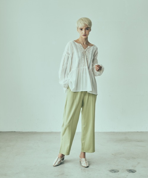 LAYMEE（レイミー）の「Leaf embroidery 2way tunic / リーフエンブロイデリー2wayチュニック（シャツ/ブラウス・レディース・ホワイト/ネイビー/キャメル・FREE）」の9枚目の写真
