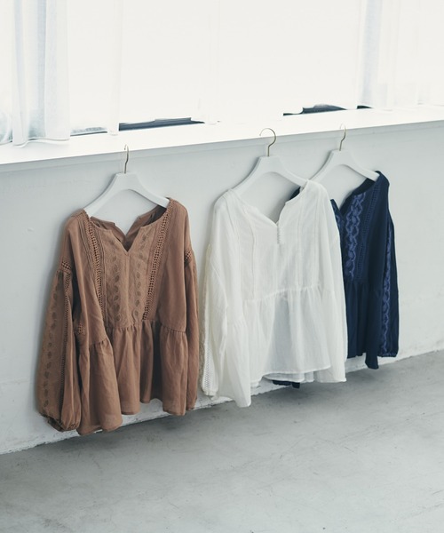 LAYMEE（レイミー）の「Leaf embroidery 2way tunic / リーフエンブロイデリー2wayチュニック（シャツ/ブラウス・レディース・ホワイト/ネイビー/キャメル・FREE）」の18枚目の写真