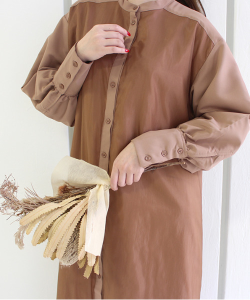 MODE ROBE（モードローブ）の「オーガンジーレイヤードワンピース（シャツワンピース・レディース・ブラウン/グレイッシュベージュ・FREE）」の14枚目の写真