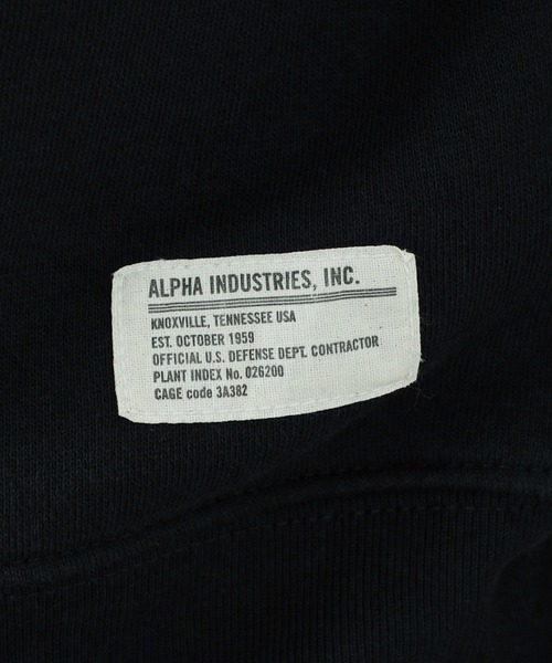 Alpha Industries（アルファインダストリーズ）の「【直営店限定】パッチドラベルクルーネックスウェット（無地）（スウェット・メンズ・ホワイト/ブラック/ヘザーグレー・MEDIUM/LARGE/X-LARGE）」の6枚目の写真