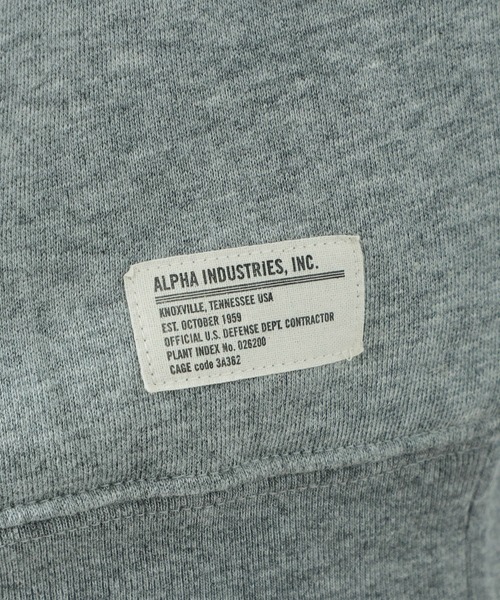 Alpha Industries（アルファインダストリーズ）の「【直営店限定】パッチドラベルクルーネックスウェット（無地）（スウェット・メンズ・ホワイト/ブラック/ヘザーグレー・MEDIUM/LARGE/X-LARGE）」の19枚目の写真