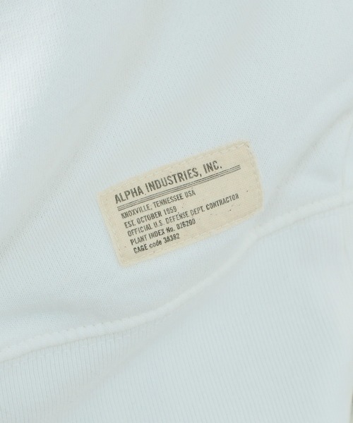 Alpha Industries（アルファインダストリーズ）の「【直営店限定】パッチドラベルクルーネックスウェット（無地）（スウェット・メンズ・ホワイト/ブラック/ヘザーグレー・MEDIUM/LARGE/X-LARGE）」の21枚目の写真