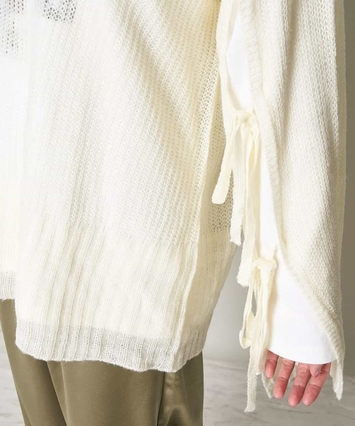 A de a.v.v（アードアー・ヴェ・ヴェ）の「袖レースアップメッシュニット（ニット/セーター・レディース・ブラック/ホワイト/ベージュ・39）」の15枚目の写真