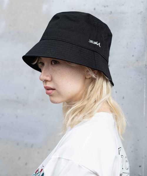 X-girl（エックスガール）の「BASIC BUCKET HAT/ベーシック　バケットハット（ハット・レディース・ホワイト/ブラック/ライトインディゴブルー/ライトパープル・ONE SIZE）」の3枚目の写真