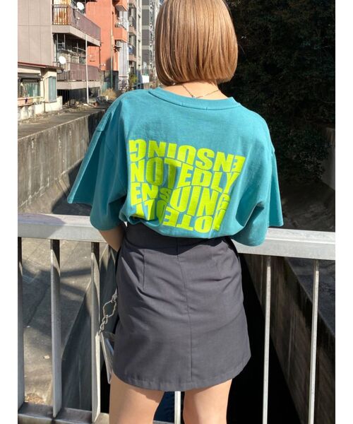 EMODA（エモダ）の「バックプリントオーバーTシャツ（Tシャツ/カットソー・レディース・ホワイト/ブラック/グレー/ブルー・FREE）」の4枚目の写真