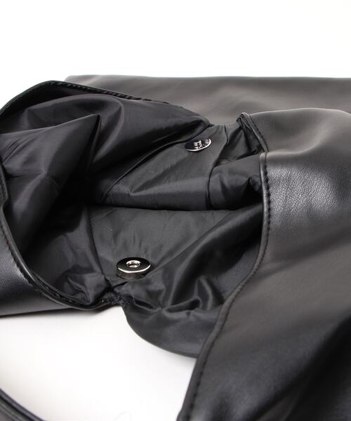 coca(coca)(コカ)の「合皮トライアングルバッグ(ショルダーバッグ・レディース・ブラック/シルバー・ONE SIZE)」の4枚目の写真