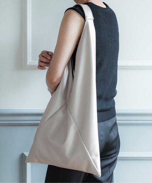 coca(coca)(コカ)の「合皮トライアングルバッグ(ショルダーバッグ・レディース・ブラック/シルバー・ONE SIZE)」の2枚目の写真