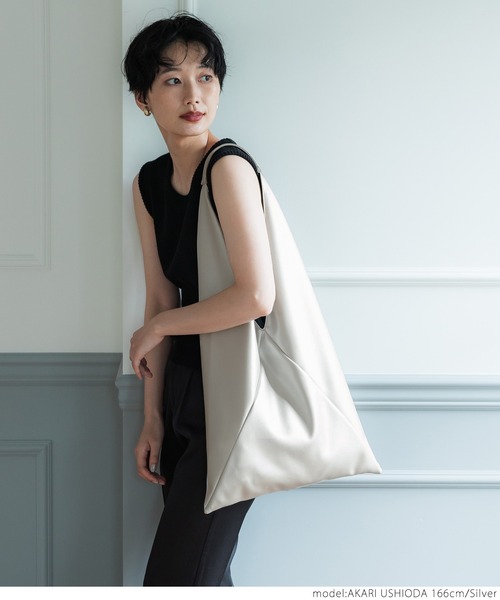 coca(coca)(コカ)の「合皮トライアングルバッグ(ショルダーバッグ・レディース・ブラック/シルバー・ONE SIZE)」の10枚目の写真