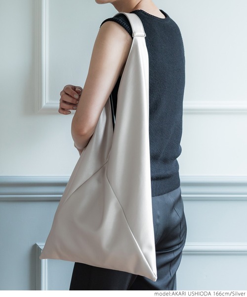 coca(coca)(コカ)の「合皮トライアングルバッグ(ショルダーバッグ・レディース・ブラック/シルバー・ONE SIZE)」の11枚目の写真