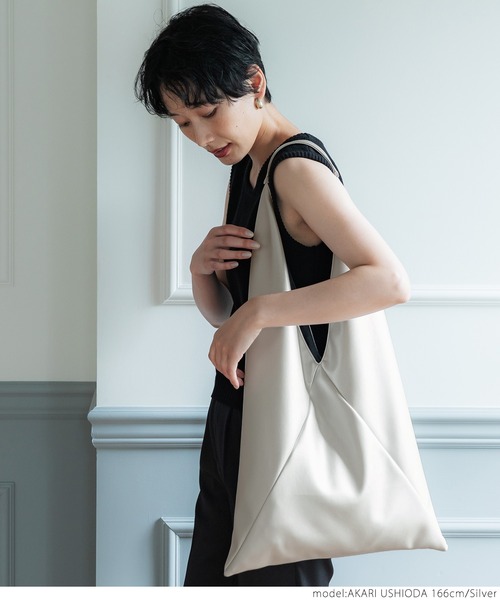 coca(coca)(コカ)の「合皮トライアングルバッグ(ショルダーバッグ・レディース・ブラック/シルバー・ONE SIZE)」の13枚目の写真