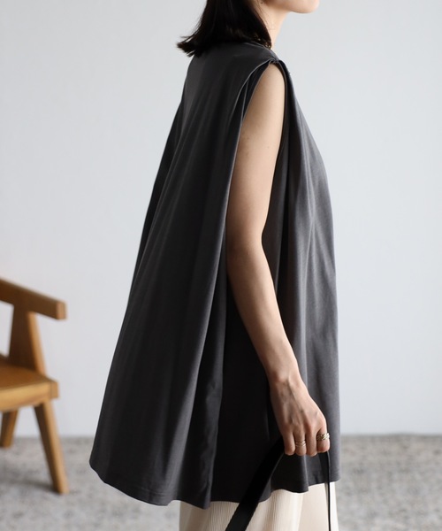 ap retro(アプレトロ)の「肩タックノースリフレアTEE(Tシャツ/カットソー・レディース・グレイッシュベージュ/スミクロ/オフホワイト/ブラック/ブラック×ホワイト/ホワイト×ブラック・FREE)」の5枚目の写真