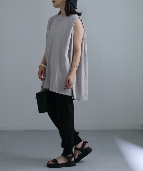 ap retro(アプレトロ)の「肩タックノースリフレアTEE(Tシャツ/カットソー・レディース・グレイッシュベージュ/スミクロ/オフホワイト/ブラック/ブラック×ホワイト/ホワイト×ブラック・FREE)」の15枚目の写真